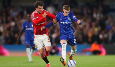 Manchester United, Chelsea'yi 2-1 mağlup etti