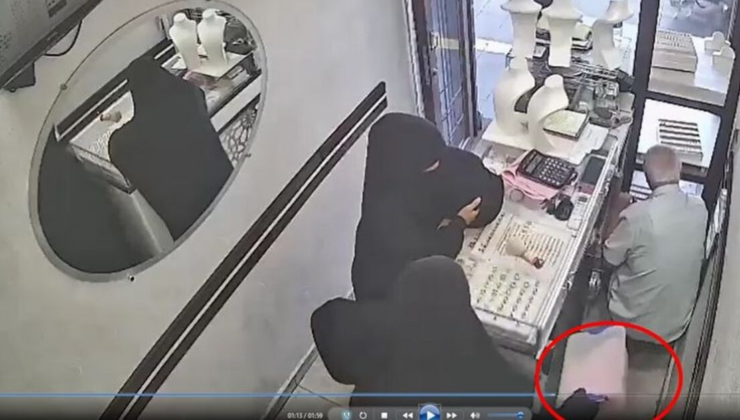 Kuyumcunun dikkatini dağıtıp 2.5 kilo altını çaldılar!