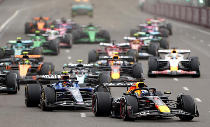 Azerbaycan Grand Prix'sini kazanan Max Verstappen