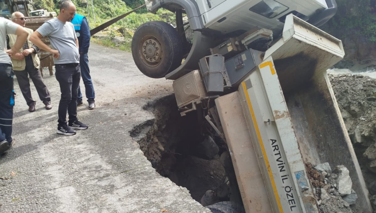 Yol yarıldı, kamyon içine gömüldü