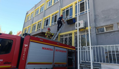Okulda mahsur kalan 3 öğrencinin imdadına itfaiye yetişti