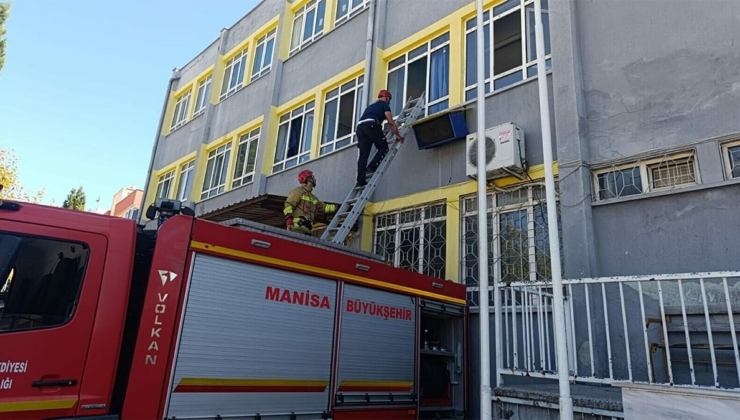 Okulda mahsur kalan 3 öğrencinin imdadına itfaiye yetişti