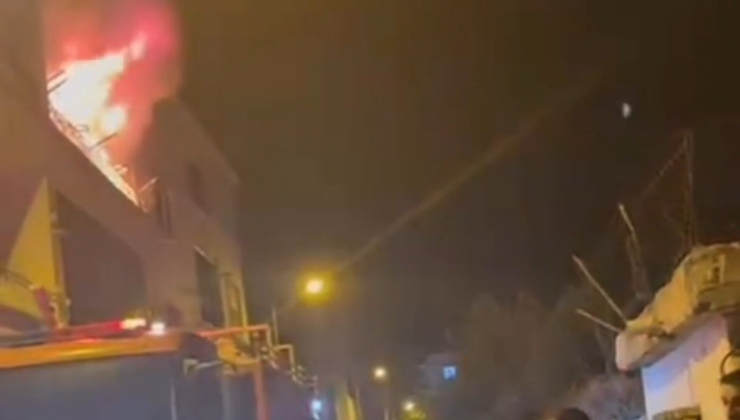 Yangında kalan çocuğunu kurtarmak için alevler arasına daldı