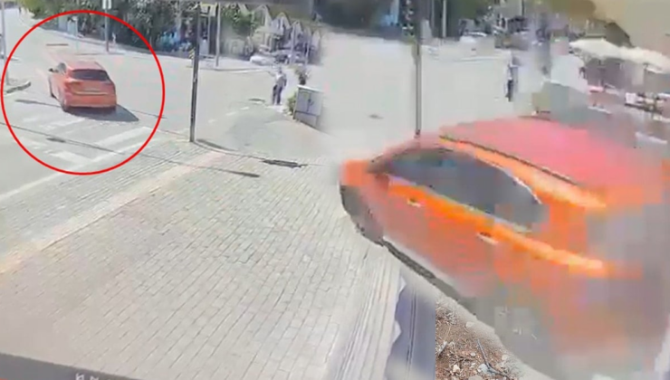 Sürücüsünün el frenini çekmeyi unuttuğu otomobil kuyumcu dükkanına çarptı