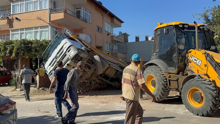 Zemin çöktü kamyon foseptiğe gömüldü