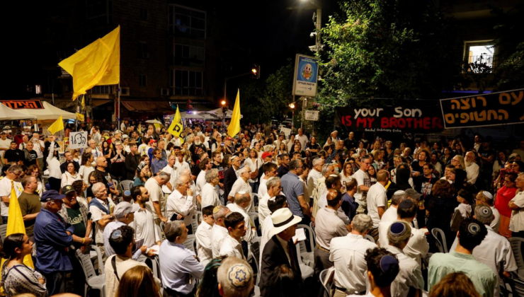 Netanyahu'nun evinin önünde toplanan yüzlerce İsrailli, esir takası anlaşması talep etti