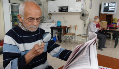 Kütahya'nın 'büyüteçli okuru', 18 yıldır gazeteleri mercek altında okuyor