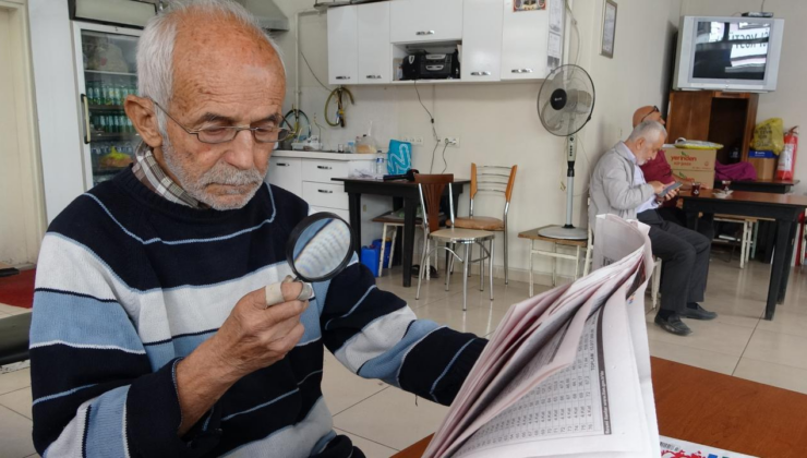 Kütahya'nın 'büyüteçli okuru', 18 yıldır gazeteleri mercek altında okuyor