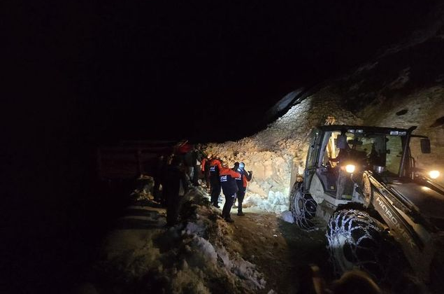 Yaylada 6 aracın üzerine çığ düştü!