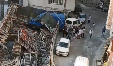 Kağıthane’de kargo aracı kontrolden çıktı, inşaat alanına girdi