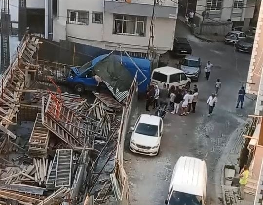 Kağıthane’de kargo aracı kontrolden çıktı, inşaat alanına girdi