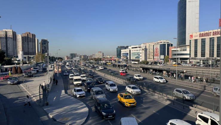 İstanbul’da sabah saatlerinde trafik yoğunluğu yaşanıyor