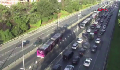 Kadıköy'de 2 metrobüs çarpıştı!