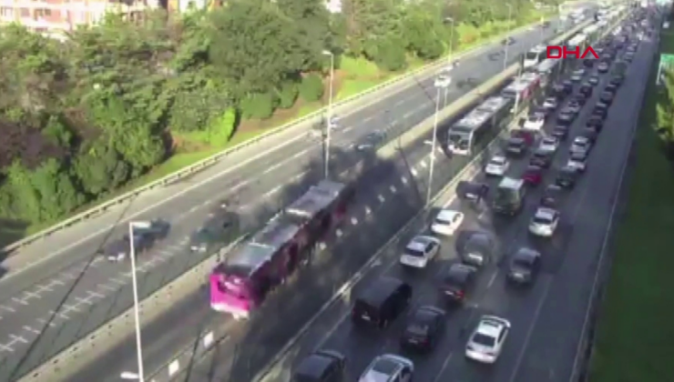 Kadıköy'de 2 metrobüs çarpıştı!