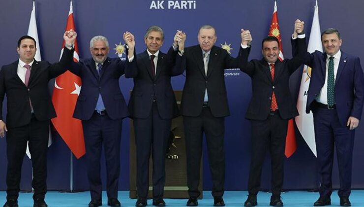CB Erdoğan 7 Belediye Başkanına Rozet Taktı