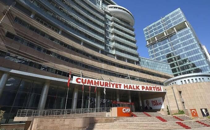 Tunceli’de CHP İçinde Kriz: İl Başkanı ve Yönetim Kurulu Üyeleri Parti Binasına Kilitlendi
